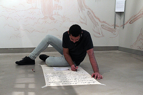 Mustafa schreibt an seine Familie (KUNSTASYL©caveng)